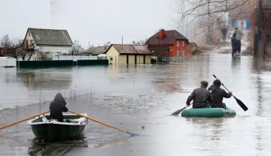 Қазақстандағы су тасқыны: мыңдаған адам әлі де эвакуация пункттерінде жатыр