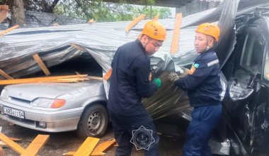 Ақтөбеде шатыр басып қалған көліктің ішінен екі адам шыға алмай қалған