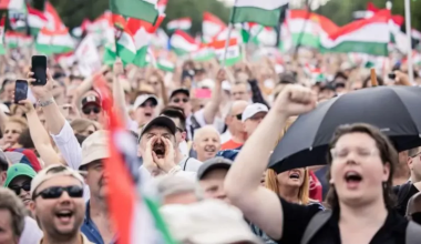 Венгрияда ЕО сайлауымен қатар мыңдаған адам митингке шықты