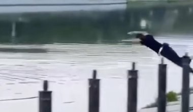 Ұлттық ұланның «аквамені»: сарбаз Астанада суға батып бара жатқан баланы құтқарып алды
