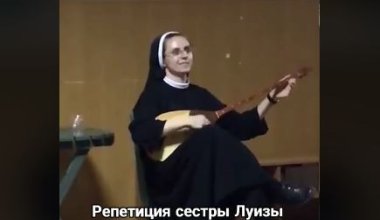 Домбыра шерткен шіркеу монахинясы жұртты сүйсінтті