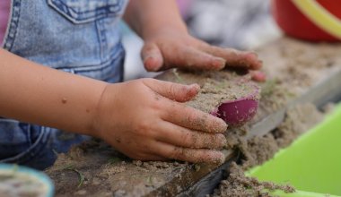 Беті ісіп кеткен: Алматының балабақшасында қыз баланы қатарласы соққан