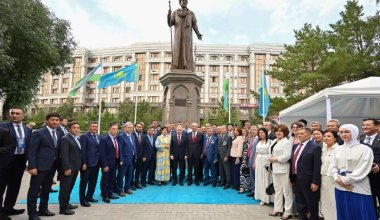Астанада данышпан Әлішер Науаидің ескерткіші ашылды