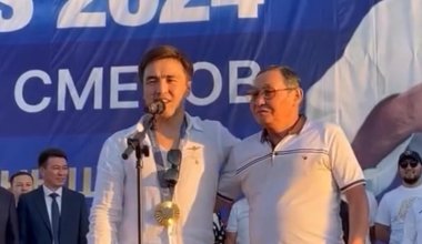 Елдос Сметов өзіне тарту етілген су жаңа көлігін алғашқы бапкеріне сыйлады