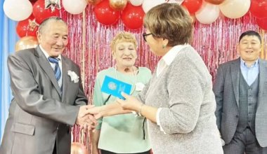 «Нағыз бақытқа жеттік»: Өскемендегі Қарттар үйінде екі зейнеткер отау құрды