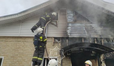 Павлодарлық құтқарушы өртеніп жатқан үйді жарылыстан сақтап қалды