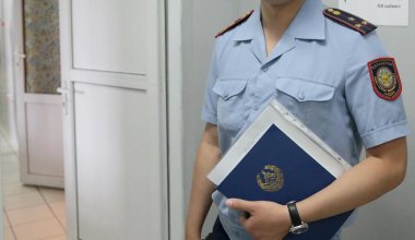 Өзіне де қол салды: Атырау облысында 25 жастағы жігіт ата-анасын өлтірген