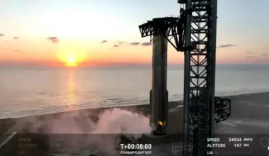 Тарихи сәт: SpaceX әлемдегі ең қуатты зымыранды сәтті қондырды (ВИДЕО)