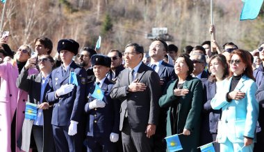 «Медеуде» 98 шаршы метр болатын алып ту көкке көтерілді