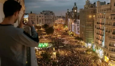 Испанияда 130 мың адам шеруге шығып, провинция президентінің отставкасын талап етті