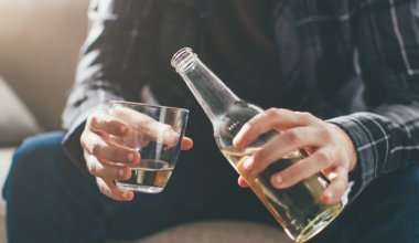Ғалымдар сусынның қай түрі ішімдікке құмарлықты тежеуге көмектесетінін айтты