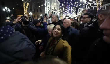 Грузияның экс-президенті жаңа жылды алаңда наразы халықпен бірге қарсы алды