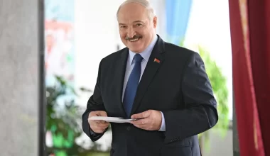 Лукашенко және қосалқы бишілер: Беларусьте президент сайлауы басталды