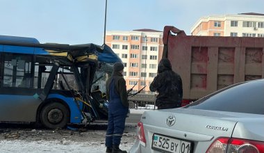 Астанадағы автобус апатынан екі адам зардап шекті