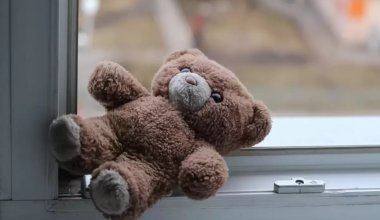 Павлодарда екі жасар бала терезеден құлап, комаға түсті