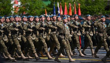Мәскеудегі шеруде Қазақстан қарулы күштерінің сарбаздары жүріп өтті