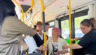 Астанадағы автобуста ата мен әже жас қызбен төбелескен