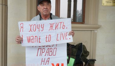Оралда әкімдік алдында аштық жариялаған белсендіні полиция ұстап әкетті
