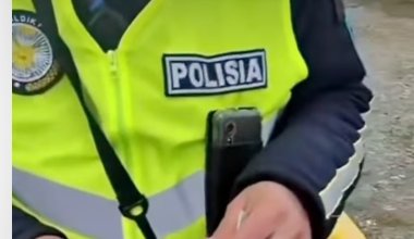 Желіде шетелдік азаматтың қазақстандық полицейге ақша берген сәті түсірілген видео тарады