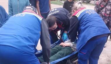 Ақтөбеде баланың үстіне футбол қақпасы құлады