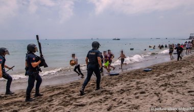 Марокко Испанияға жаппай ағылған мигранттардың себебін атады