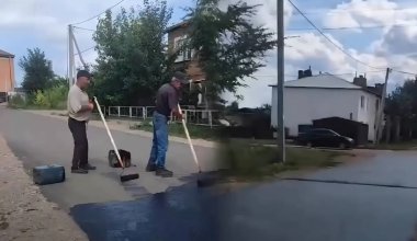 Кезекті қойылым: Ақмола облысында әкімнің сапары алдында жаңа асфальтты «бояған»