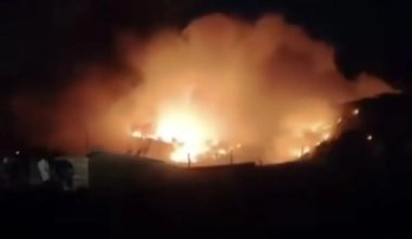 «Түтінге тұншығып отырмыз»: Алматы облысының тұрғындары өртеніп жатқан қоқыс алаңына шағымданды