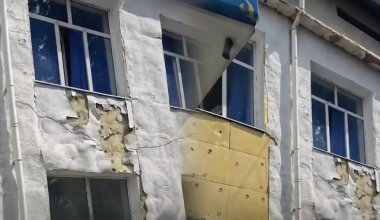 «Қора секілді»: Шымкентте ата-аналар 1 қыркүйек қарсаңындағы мектептің жағдайына наразы болды