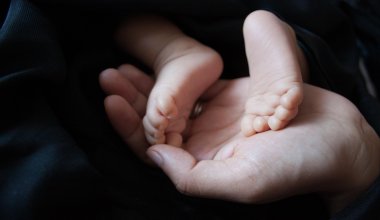 Павлодарда жаңа туған нәрестені 800 мың теңгеге сатпақ болған әйел сотталды