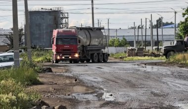 Көкшетау тұрғындары балалар жүретін жолдардан жүк көліктерін шығаруды талап етті