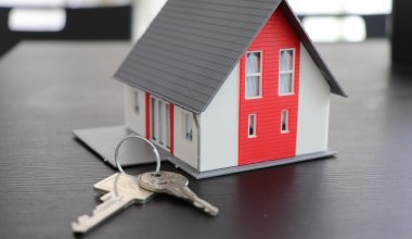 Жылдар бойы баспана күткен жетімдер: Павлодарда тұрғын үй кезегіне қатысты дау көбейді