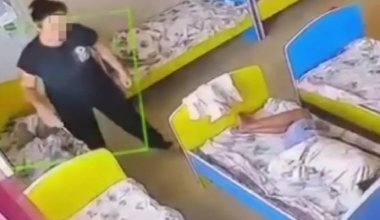 Тараздағы балабақшада баланың аяғын байлап қойған: полиция тергеу бастады