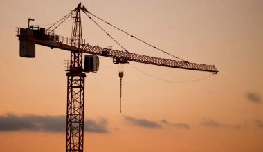 Астанада мектеп маңында кран құлап, бір адам қаза тапты