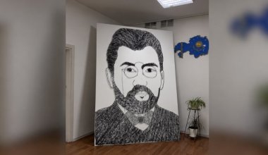 Астанада Ахмет Байтұрсынұлының алып портреті шеге мен жіптен жасалды