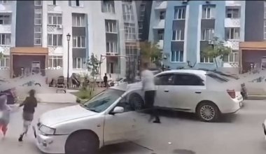 Алматы облысындағы тұрғын үй кешенінің ауласында екі баланы көлік қағып кетті
