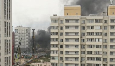 Астананың сол жағалауында салынып жатқан тұрғын үй өртеніп жатыр