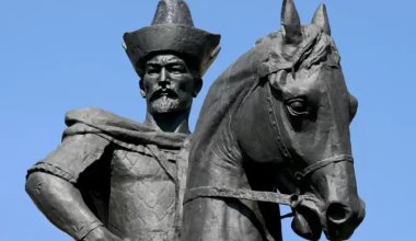 "Біз одан шарап ішеміз": Астанада қырғызстандық студент қыздар қазақ ханына тіл тигізді