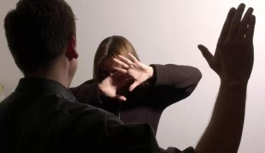 Шымкентте ер адам балалардың көзінше әйелін аяусыз ұрып-соққан