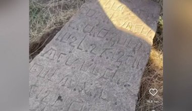 «Тарихи жәдігерге ұқсайды»: Жетісу облысында жұмбақ жазуы бар тас табылды