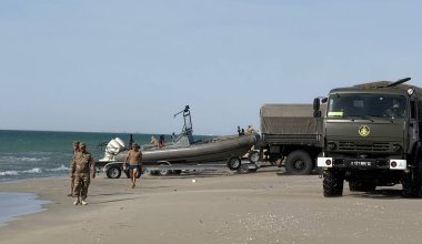Тоқаев Маңғыстауда қаза тапқан әскери қызметшілердің отбасыларына көңіл айтты