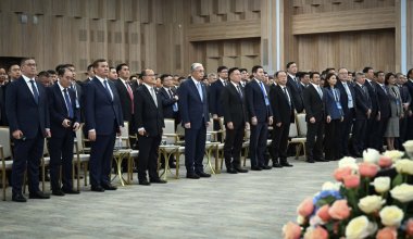 Президент Алматыдағы форумда қаза тапқан әскери қызметшілерді бір минут үнсіздікпен еске алды