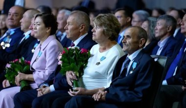 «Еңбек адамы»: Бектенов көп жыл еңбек еткен жұмысшыларға мемлекеттік наградалар табыстады