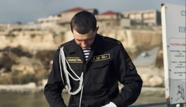 «Жақын арада өзі хабар береді»: Каспийдегі қайғылы оқиғадан аман қалған үшінші сарбаз туралы не белгілі?