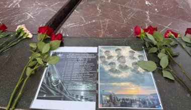 Ақтауда жұрт қаза тапқан әскери қызметшілерді еске алып, Мәңгілік алауға гүл қойып жатыр