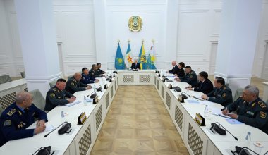 «Өз адамдары емес, білікті кадрлар керек»: Президент қорғаныс министріне үш шұғыл міндет жүктеді