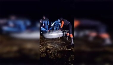 Каспий теңізінде қайыққа мінген үш адамды толқын алып кеткен