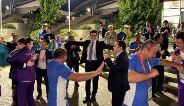 Мирзиёевтің күйеу баласы мен Шахмұрат Муталип Азия ойындарындағы жеңісін бірге тойлады