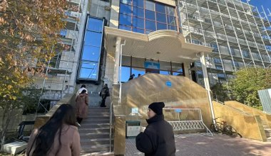 "Балаларымызды қайтарыңдар": қазақстандықтардың туыстары СІМ алдына жиналды
