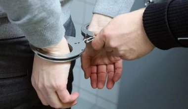 Арматураны сындырып, тікенек сымнан асқан: Ақтөбеде сотталған адам УҰИ-дан қашты