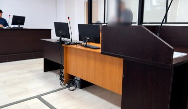 Үкім оқылғанда сұқ саусағын көтерді: Ақтөбеде түрмедегі досына жиһадты насихаттаған ер адам сотталды